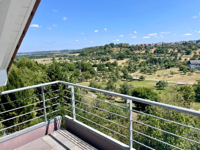 Charmante 2,5-Zimmer-Dachgeschosswohnung mit Balkon und Blick ins Grüne